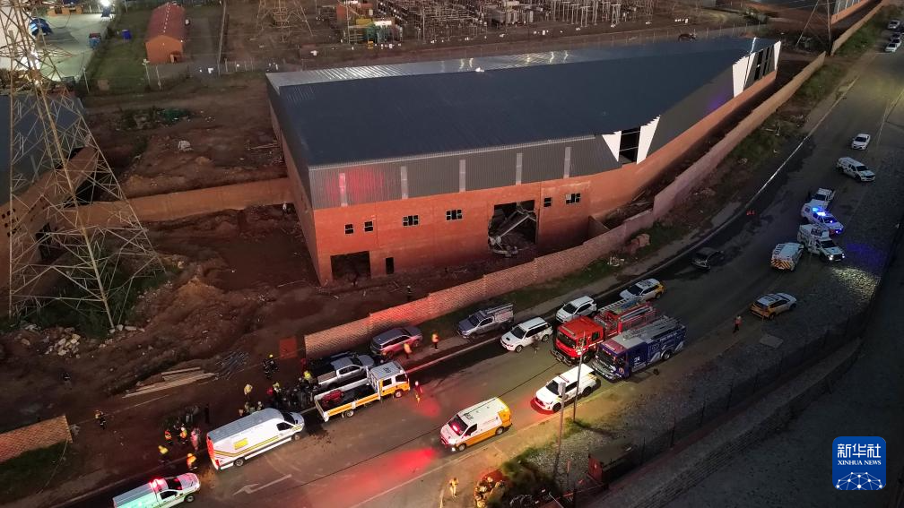 这是3月2日在南非约翰内斯堡拍摄的建筑坍塌事故现场(无人机照片)。新华社记者 陈为 摄